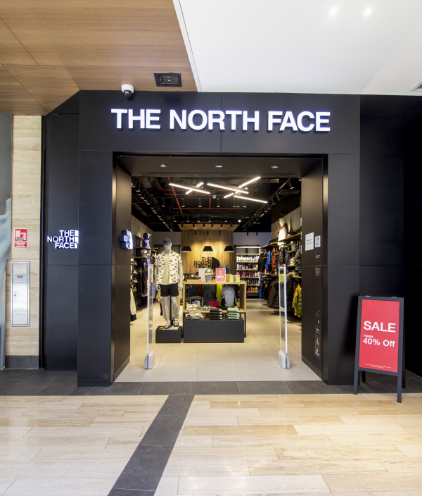 Ingreso principal de The North Face Larcomar